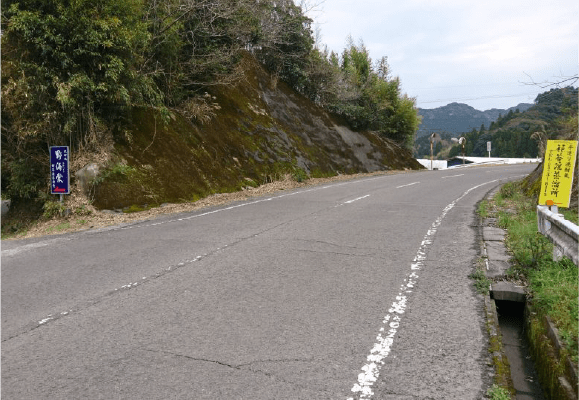 祁答院蒸溜所の黄色の看板が右にある画像