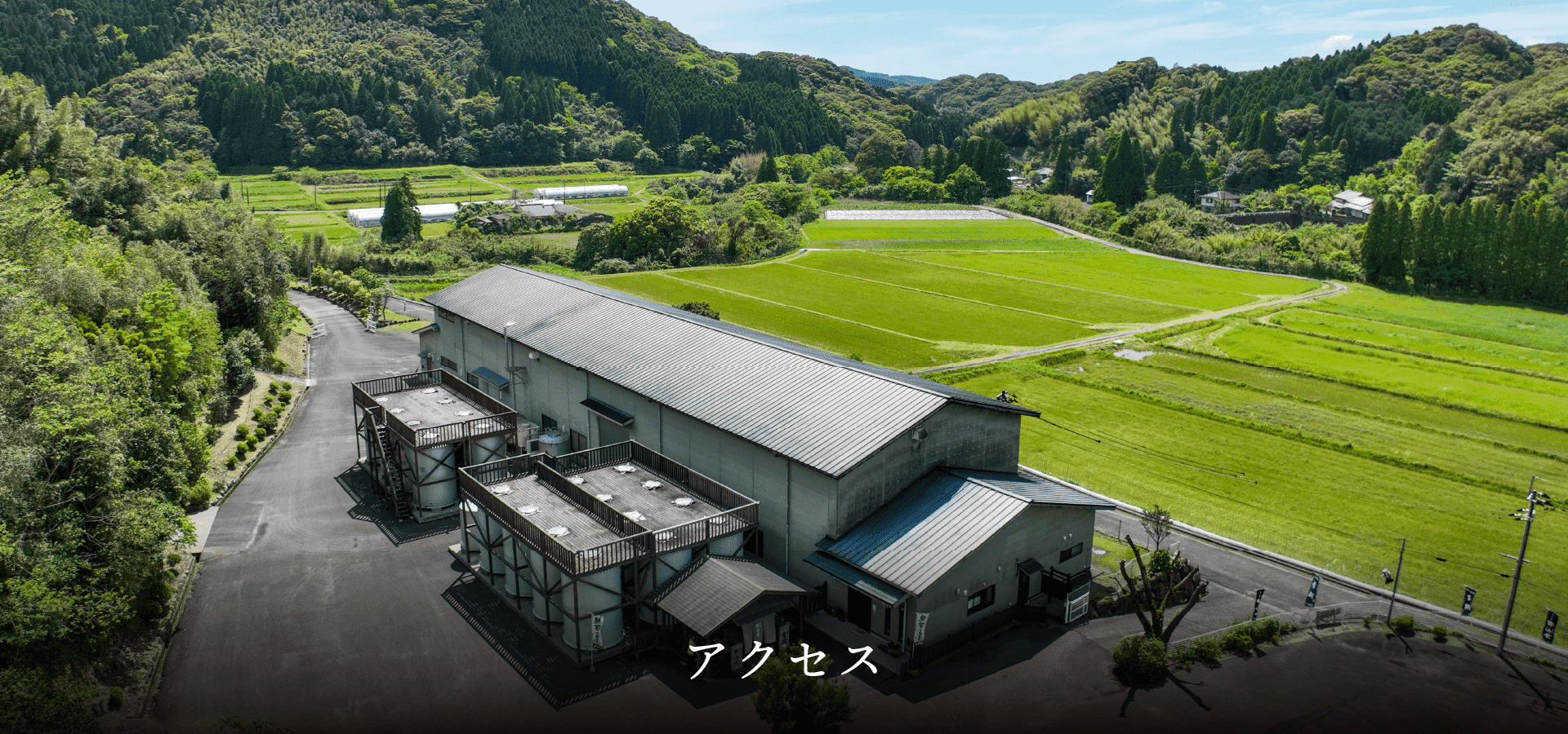 中央に建物、周囲に山(PCサイズで利用)