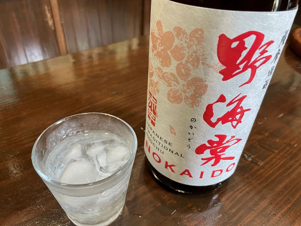 野海棠・赤は、紫芋で仕込んだ芋焼酎。華やかな香りをロック、水割りでどうぞ。