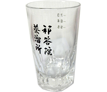 祁答院蒸溜所オリジナルのロゴ入り、目盛り入りのグラス