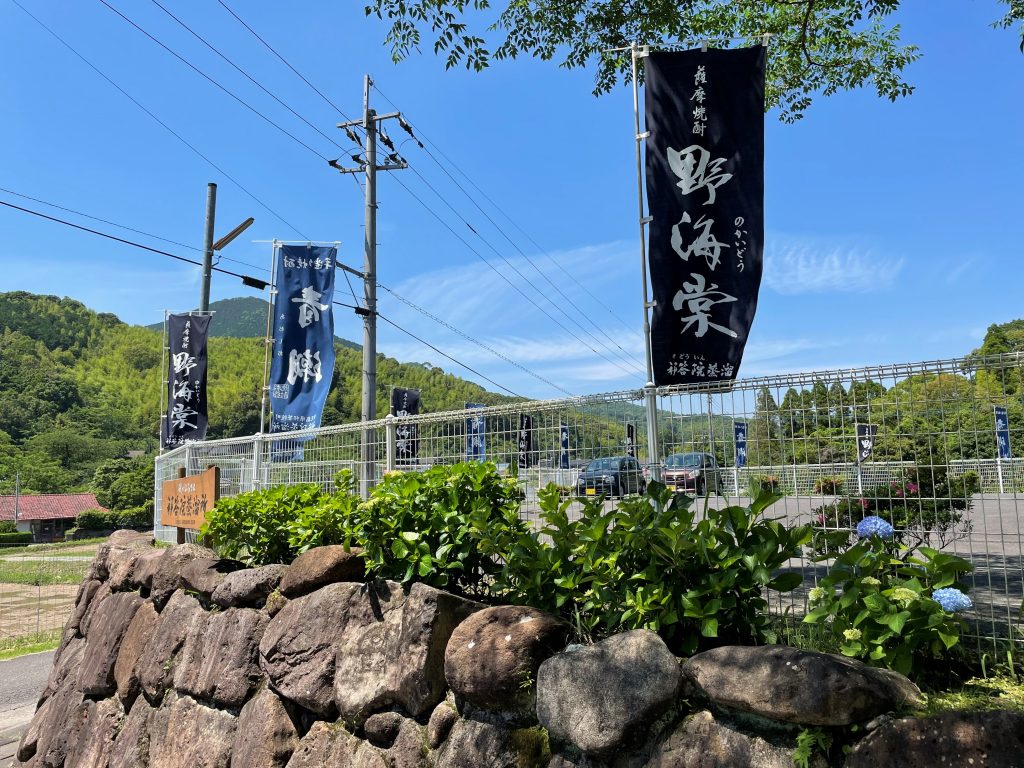 梅雨の晴れ間の青空と祁答院蒸溜所