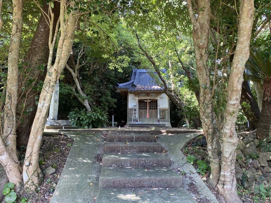 椿の木に守られるかのような青潮神社