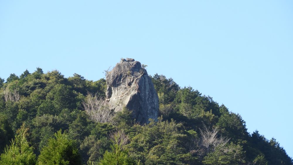 いむた池外輪山にある竜石