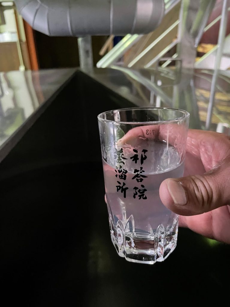 鹿児島の焼酎蔵 祁答院蒸溜所の蒸留後のできたて焼酎をグラスに注ぐ