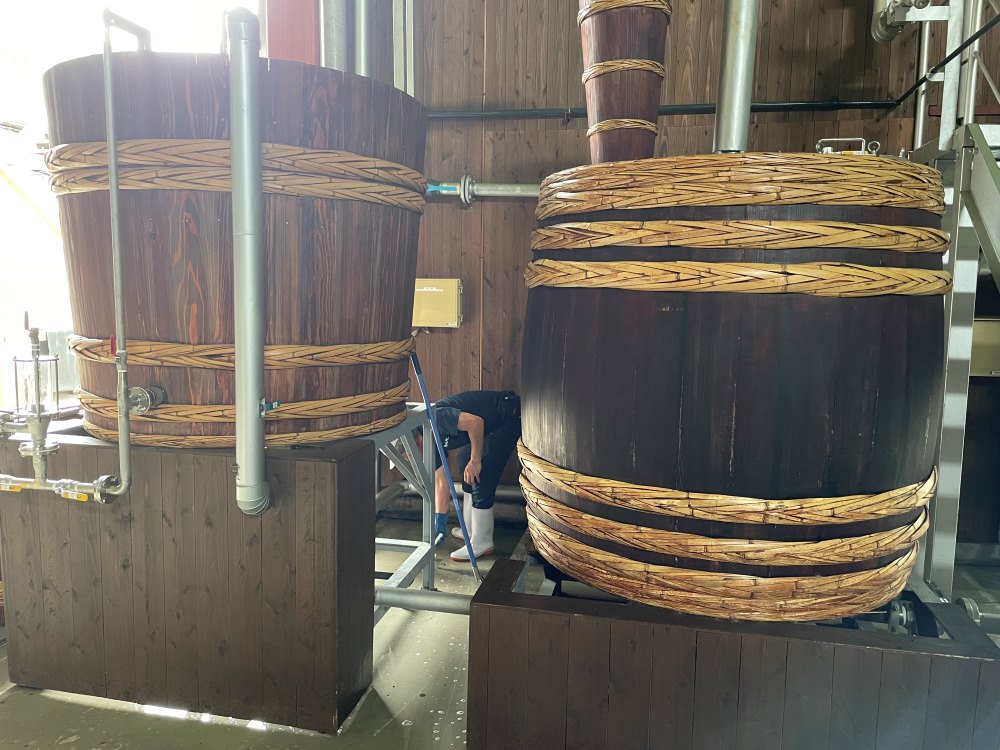 祁答院蒸溜所の木樽蒸留機　清掃中