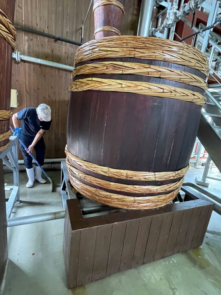 祁答院蒸溜所の木樽蒸留機