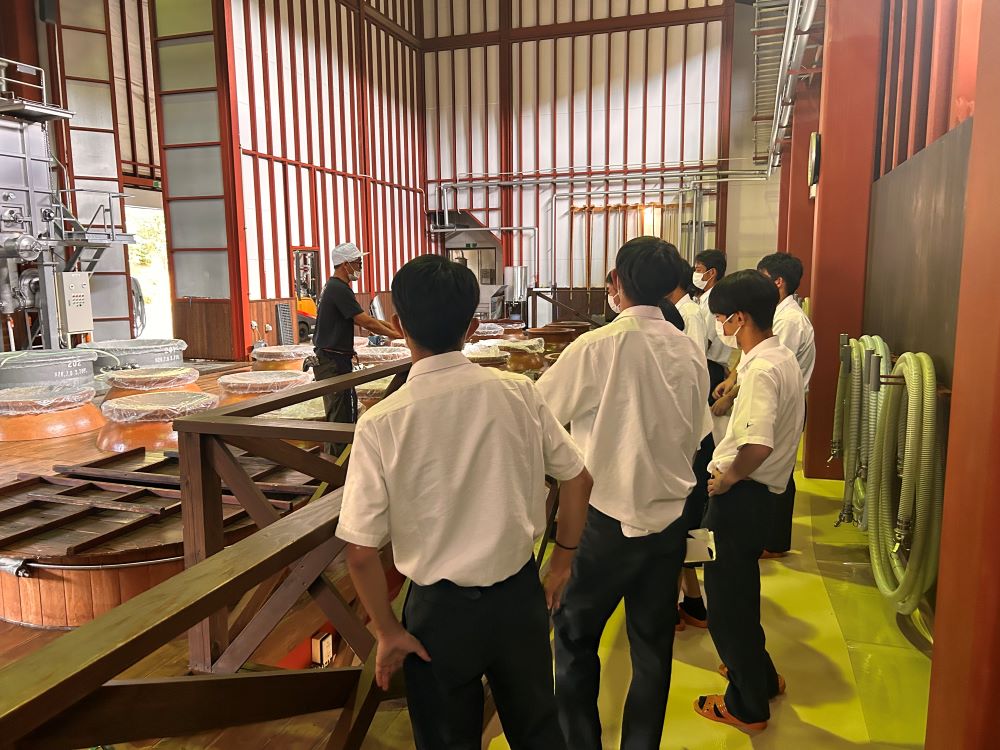 祁答院蒸溜所へ鶴翔高校企業見学