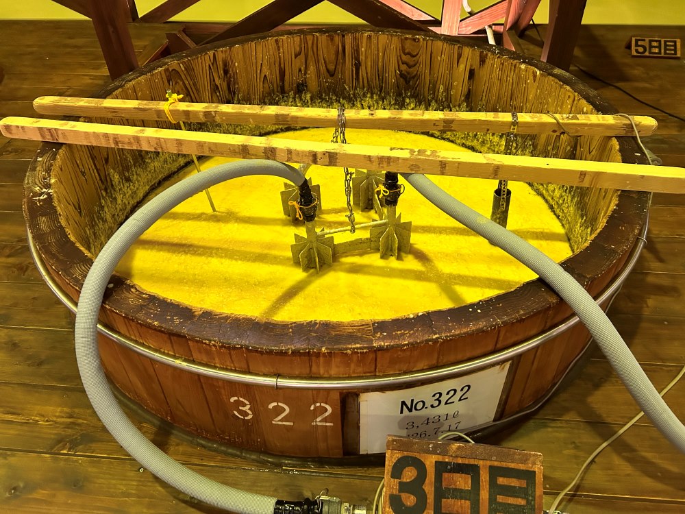 焼酎のもろみが発酵している木桶