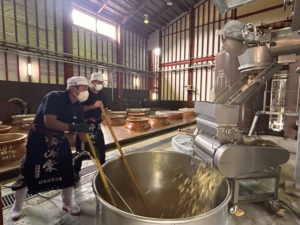 芋焼酎のさつまいもを入れる二次仕込み