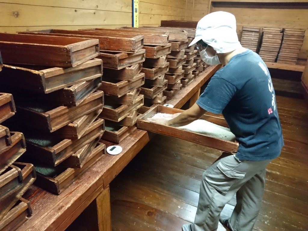 焼酎の伝統製法「手造り麹づくり」
