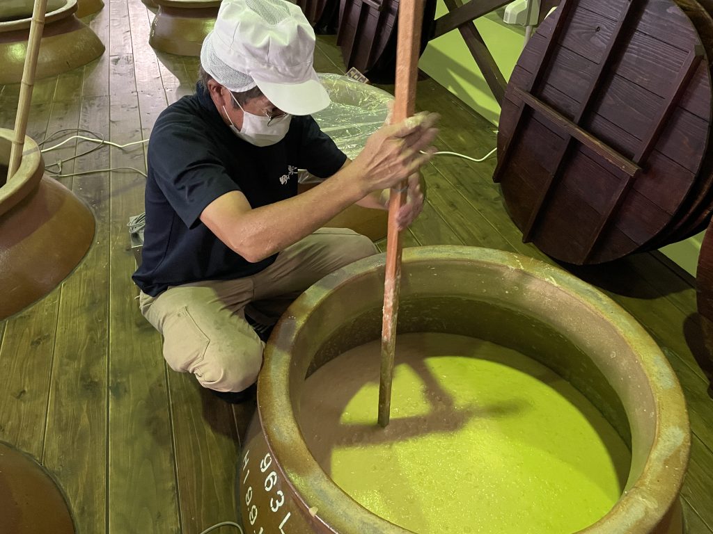 甕のもろみの容量を測る様子