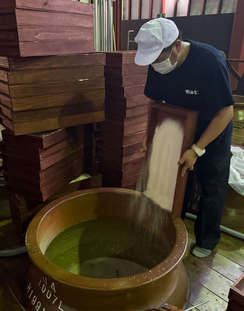 祁答院蒸溜所の焼酎製造「出麹」の様子