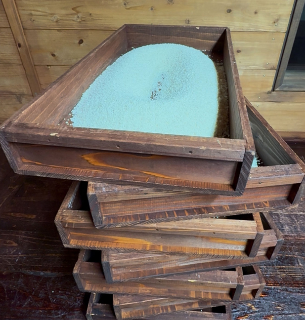 手造り麹を造る様子　盛り方、積み方にも理由があります