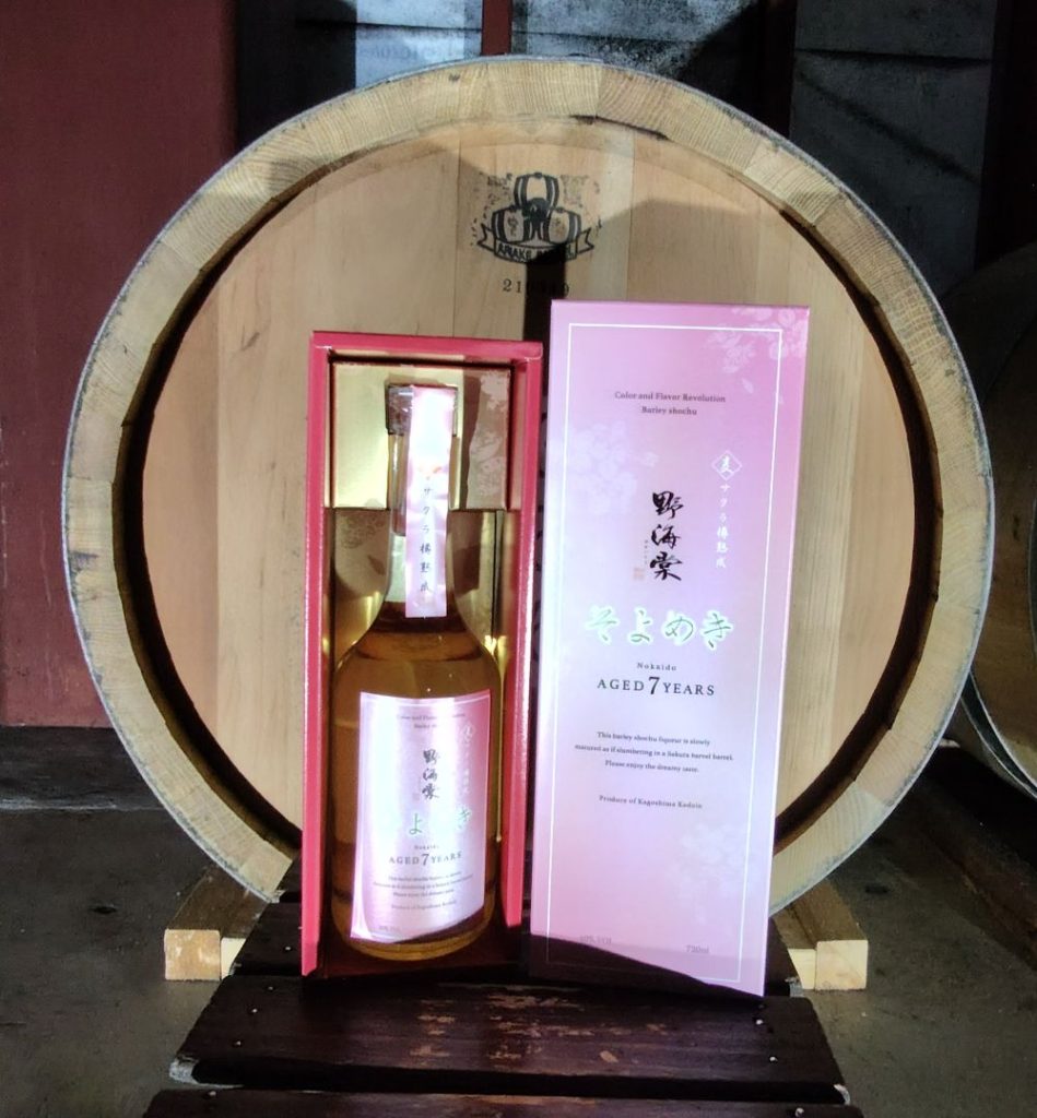 「野海棠麦焼酎」を７年以上熟成。サクラ樽で貯蔵し、色は淡い琥珀色になりました。