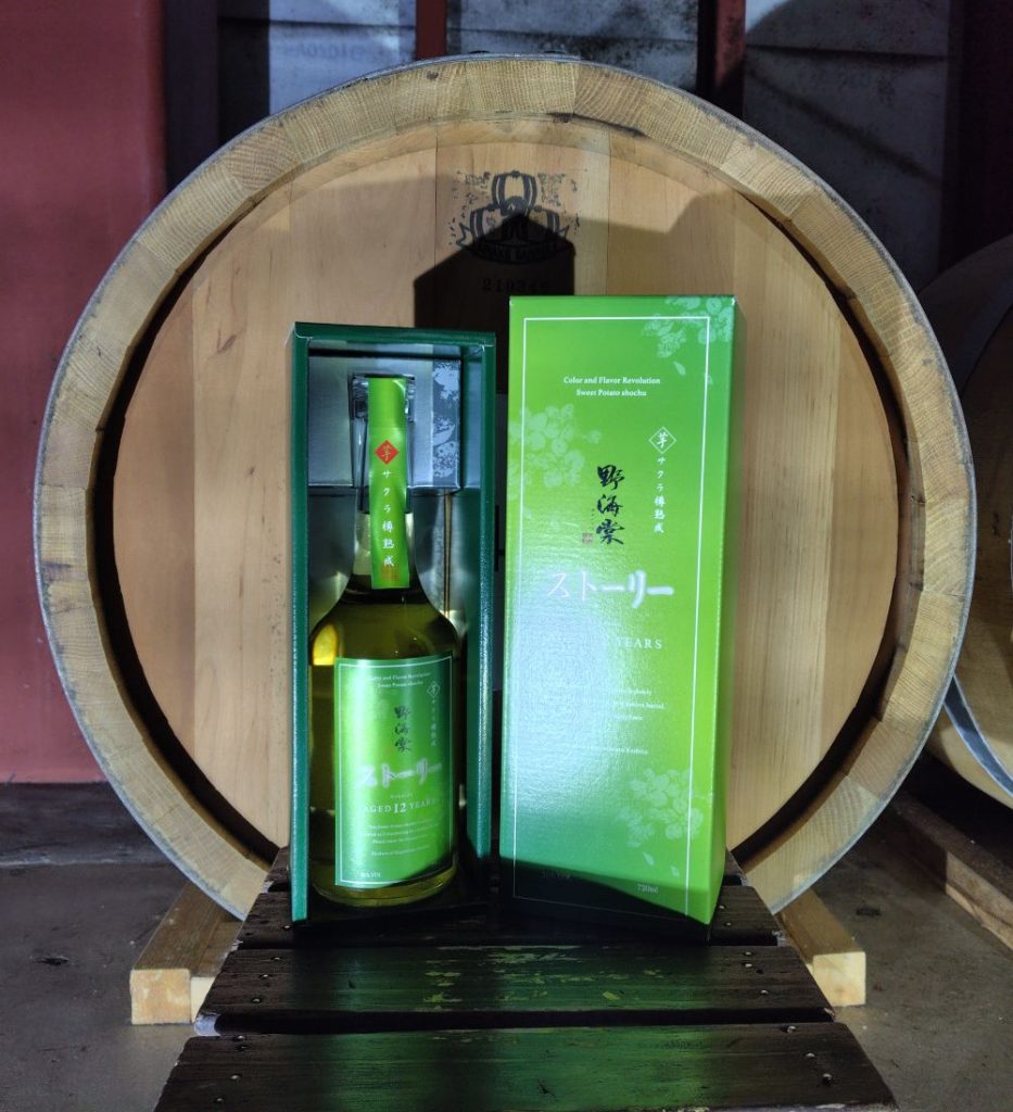 「野海棠芋焼酎」を12年以上熟成。サクラ樽で貯蔵し、色は淡い琥珀色になりました。