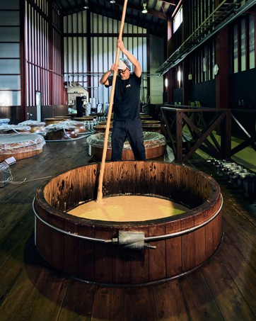 二次仕込みの様子。発酵しているモロミを棒で混ぜいている。