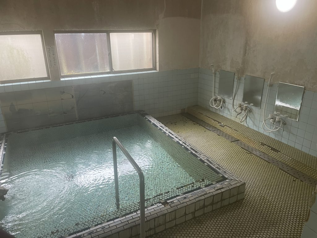 源泉かけ流しで、シャワーも4つあります（男湯）