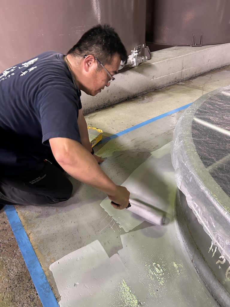 タンク床下のペンキを塗り直している作業。