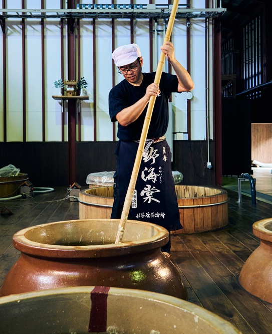 杜氏による甕壺の櫂いれ様子。