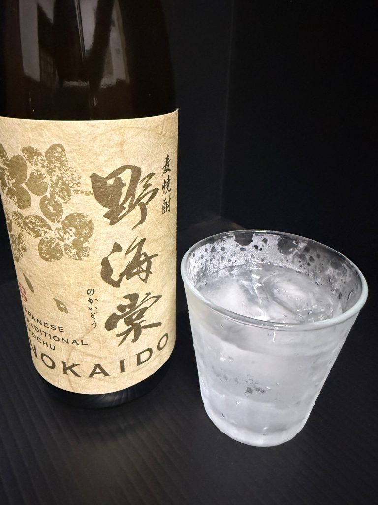野海棠麦と焼酎グラスの水割りが並んでいる