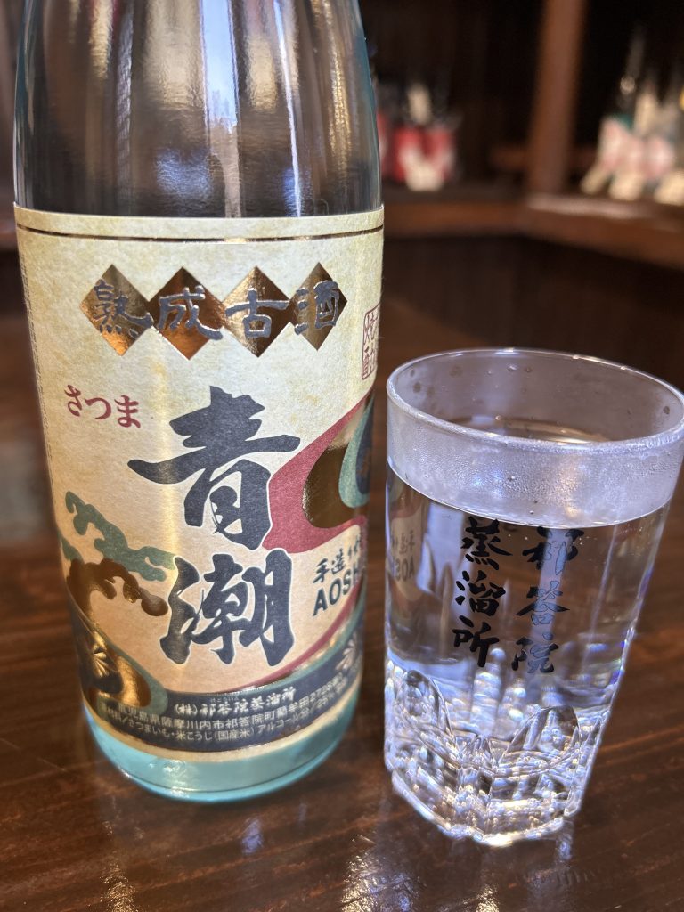 古酒手造り青潮と焼酎グラスのお湯割りが並んでいる