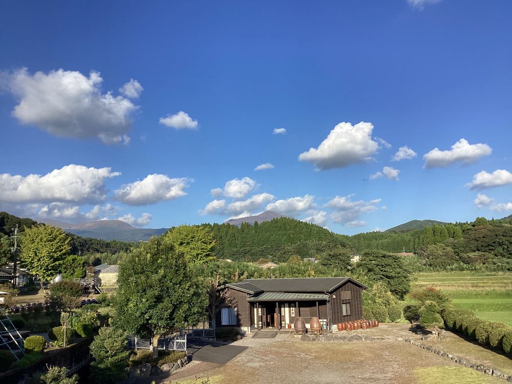 明るい農村の蔵から見た高千穂峰。少し秋の空。(11月1日)