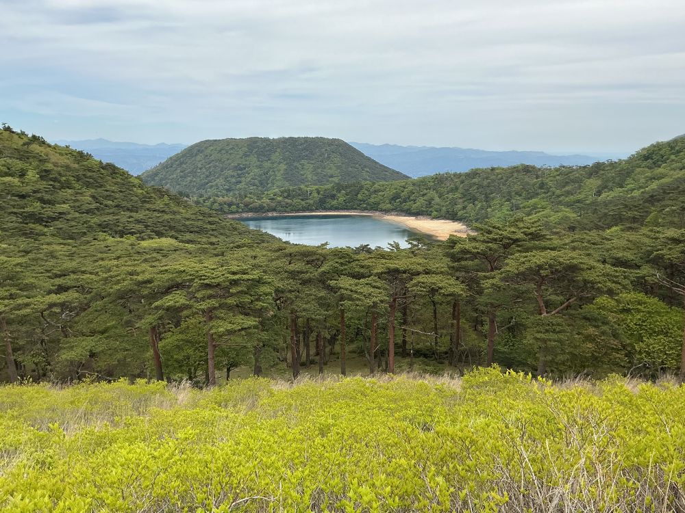 霧島連山の甑岳(1,301m)と六観音御池(火口湖、1,208m)。
初夏の風景です。(5月7日)